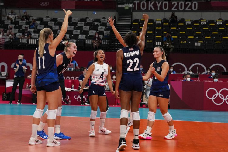 Short-handed US advances to women's volleyball semifinals